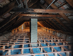 Zateplení stropu zděného rodinného domu pomocí foukané izolace